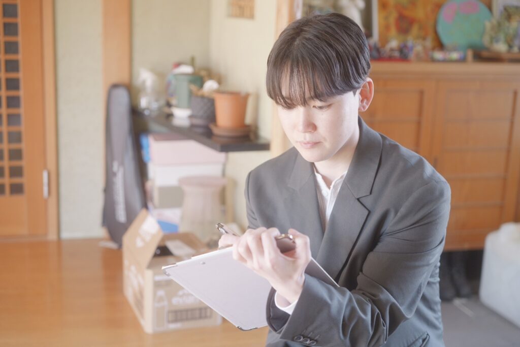 手元を確認して査定するスタッフ