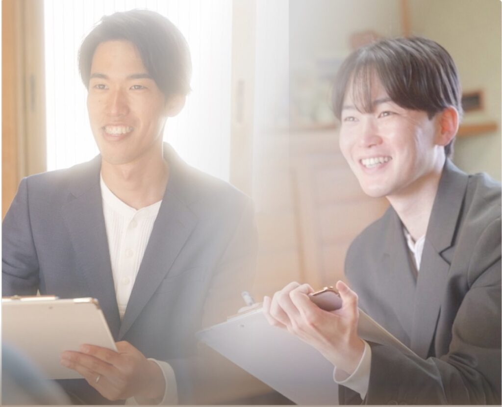 お客様との相談に笑顔で向き合う2人のスタッフ