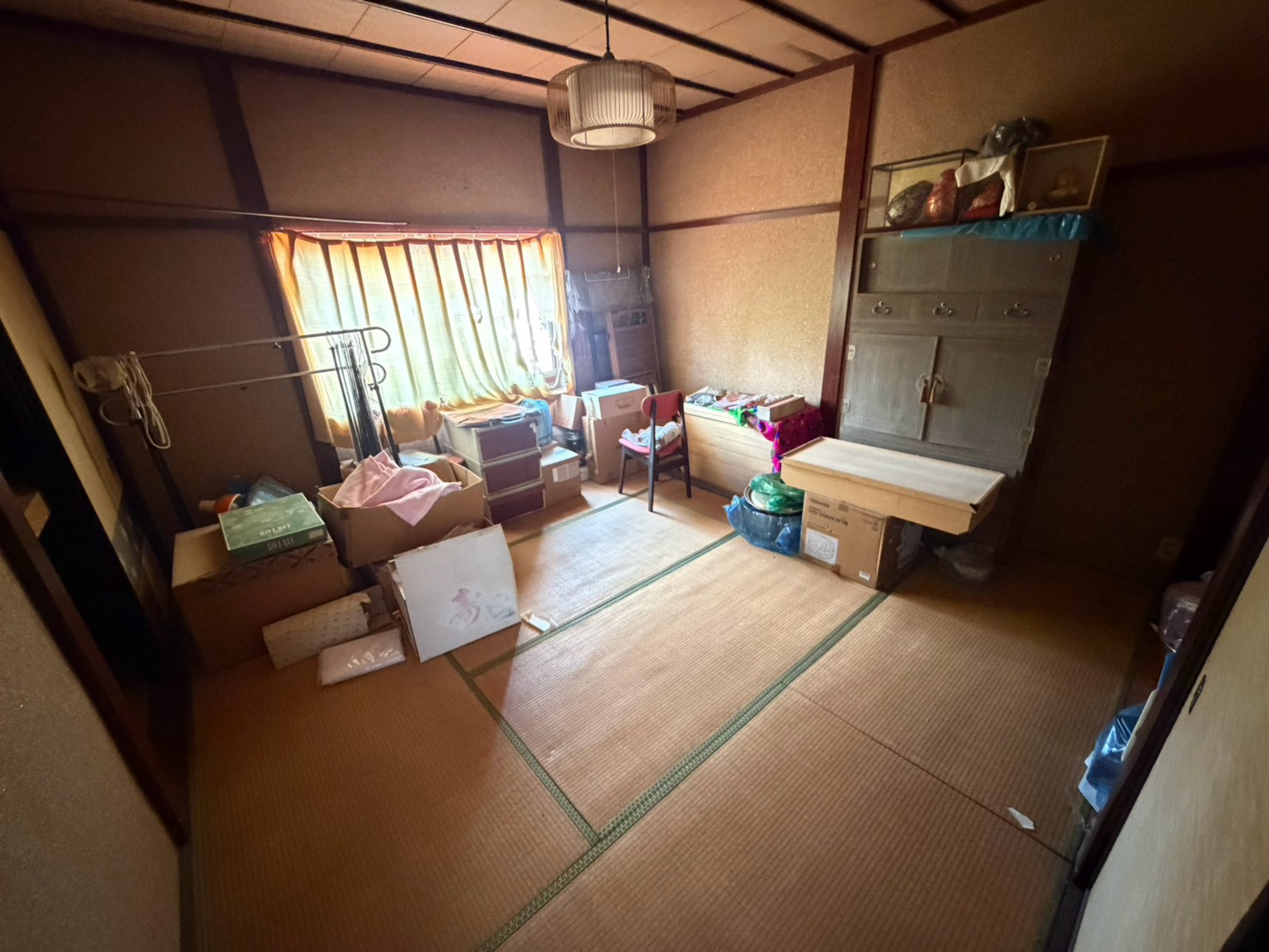 加賀市の遺品整理前の和室に残る生活用品