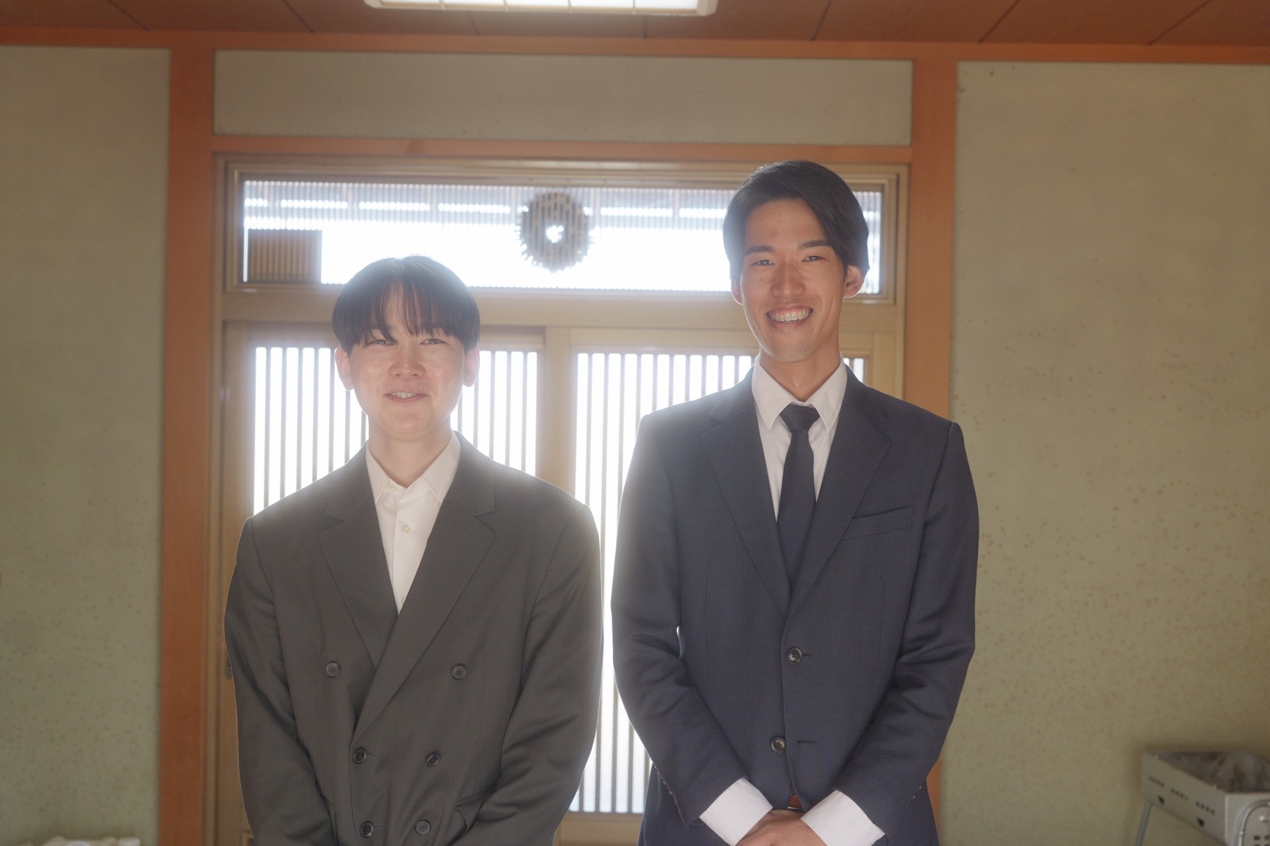 室内で笑顔でお客様を迎えるm-portionの2人のスタッフ