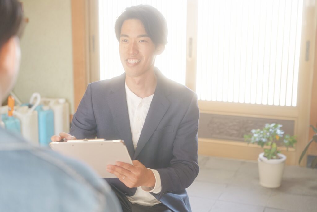 お話を伺うスタッフ